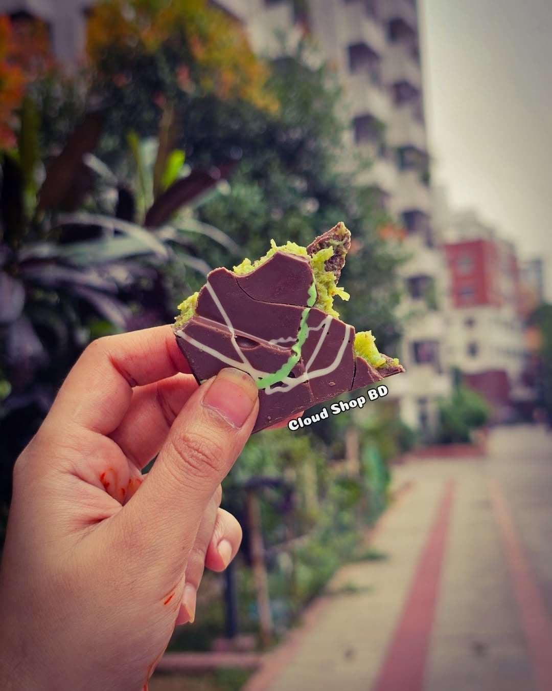 Premium Dubai Kunafa Chocolate with Real Pistachio: এক কামড়ে Dubai Style-এর লাক্সারি স্বাদ