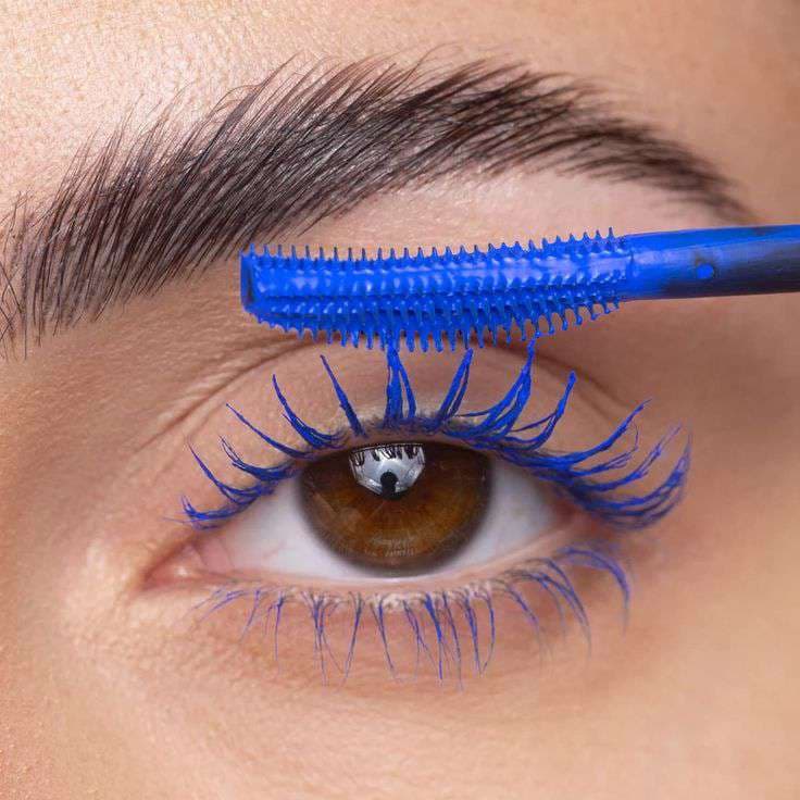 Essence I Love Extreme Blue Crazy Volume Mascara 2